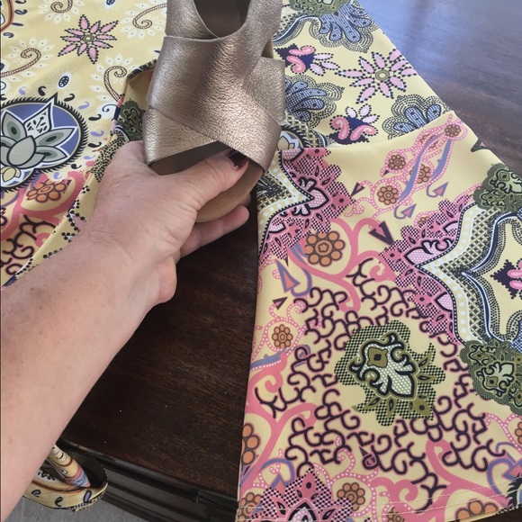 Flowy poly stretch yellow bell sleeve tunic - Picture 4 of 7